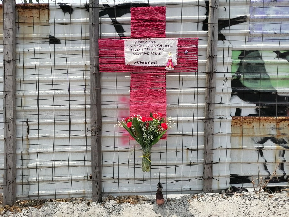 Integrantes del colectivo Vivas en la Memoria, colocaron una ofrenda donde hace 5 años fue hallado el cuerpo de una menor en Neza. Foto La Jornada