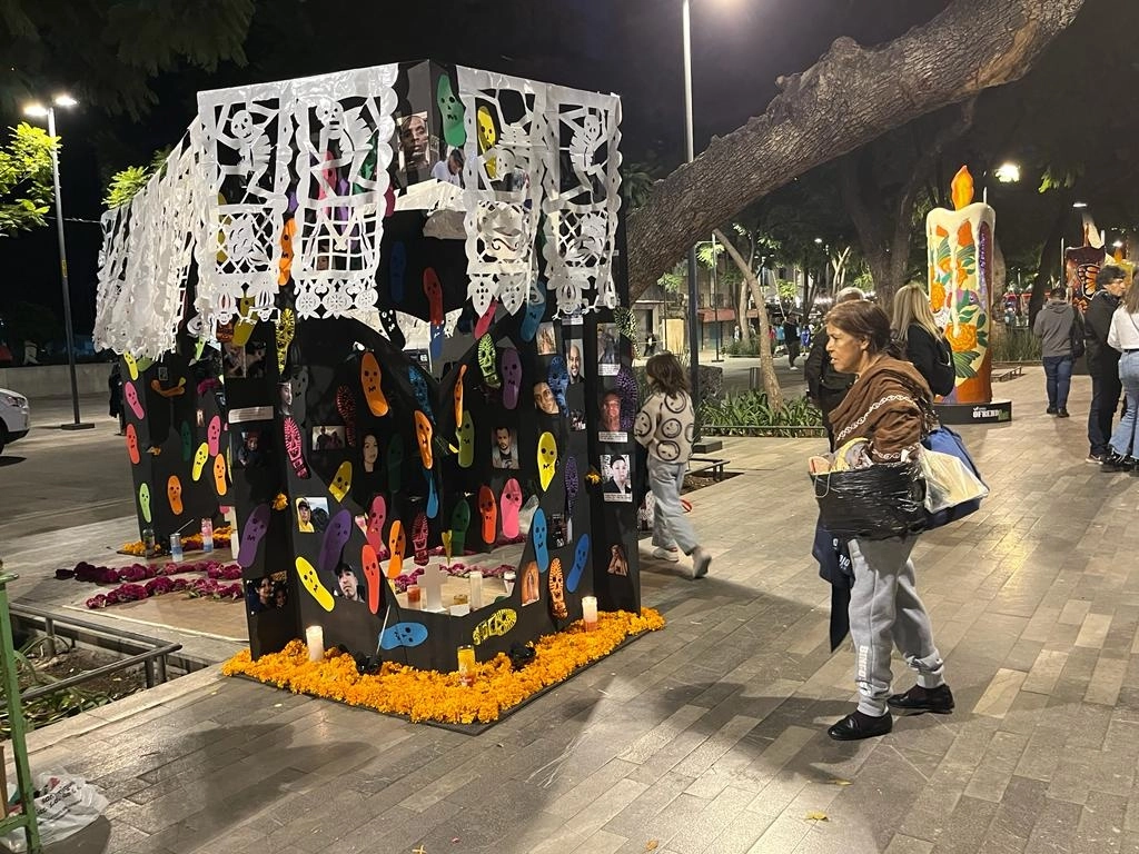 Ofrenda dedicada a los migrantes en la Alameda Central de la Ciudad de México. Foto José Antonio López.