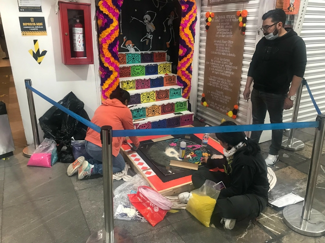 Ofrenda por el día de muertos en el pasaje Pimentel. Foto Bertha Teresa Ramírez