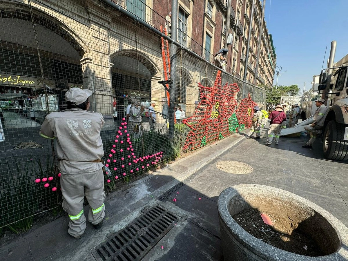 Trabajadores inician la instalación del alumbrado decembrino en el Zócalo de la Ciudad de México, el 4 de diciembre de 2025. Foto 