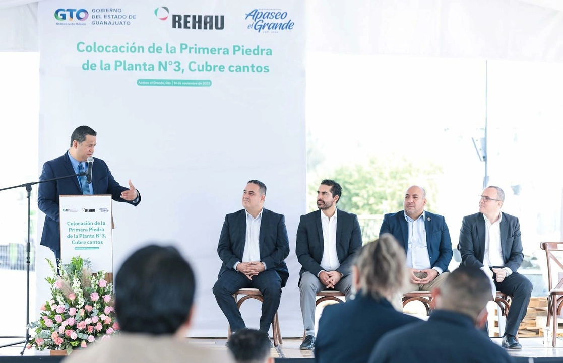 El gobernador de Guanajuato, Diego Sinhue Rodríguez, encabezó la ceremonia de colocación de la primera piedra de la tercera planta de Cubrecantos de la Empresa REHAU. Foto La Jornada