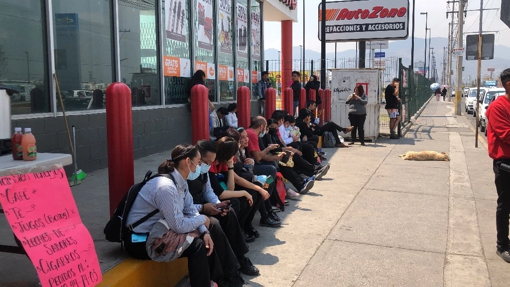 Debido a la colocación de sellos de suspensión de la Macro Plaza Tecámac, los trabajadores de más de 60 tiendas de autoservicio y comercios fueron desalojados. Foto Javier Salinas Cesáreo