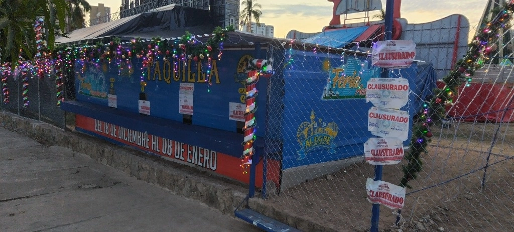 Sellos de clausura colocados en las instalaciones de la feria navideña instalada en el Club de Golf Acapulco. Foto Héctor Briseño  