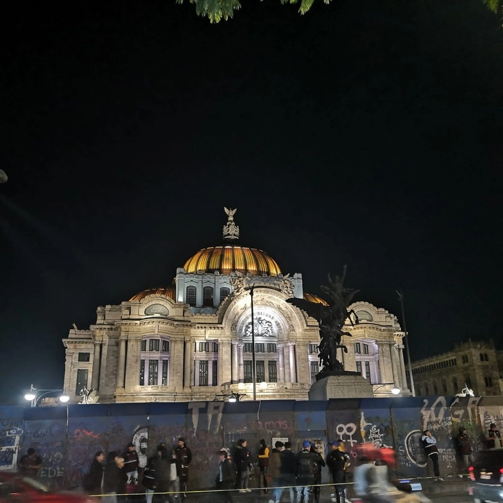 Trabajadores del GCDMX colocaron vallas frente a monumentos y edificios históricos. Foto Elba Mónica Bravo