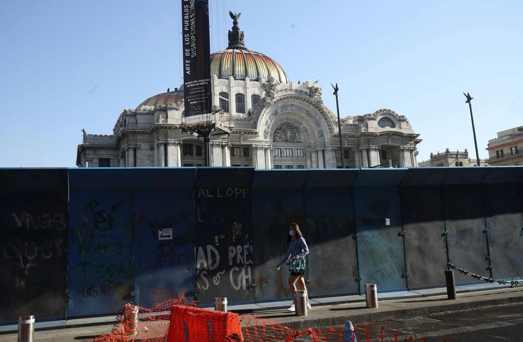 El Palacio de Bellas Artes también fue protegido con vallas metálicas para evitar que sea vandalizado. Foto Yazmín Ortega
