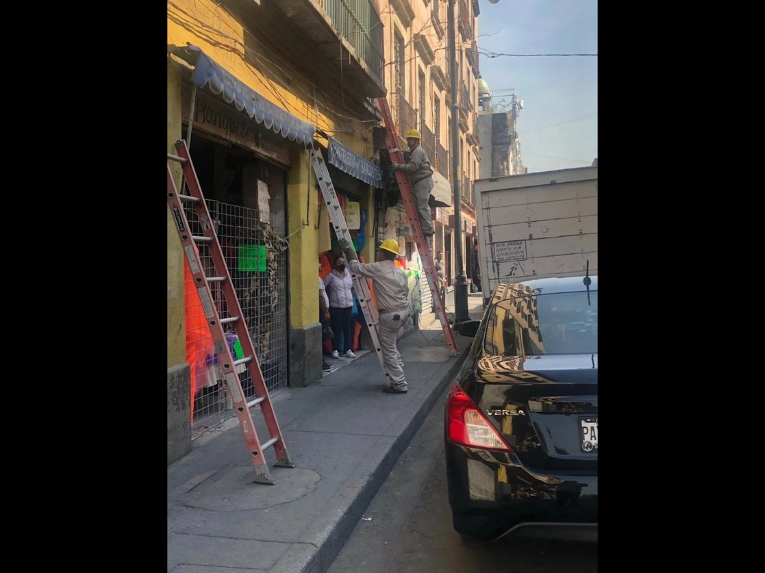 Personal de la CFE acudió a la calle de Jesús María para resolver la falta de energía eléctrica en la zona. Foto Bertha Teresa Ramírez