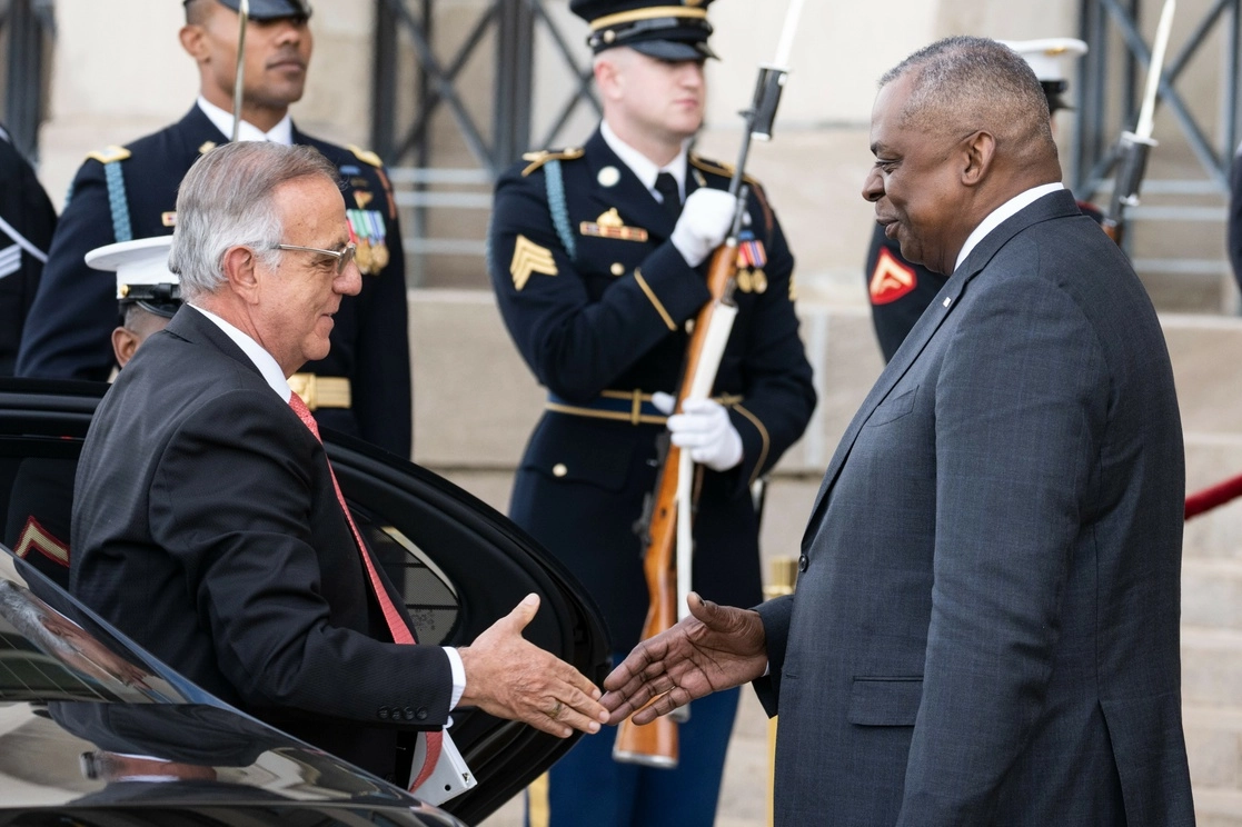 El secretario de Defensa de EU, Lloyd Austin, saluda al ministro de Defensa de Colombia, Iván Velásquez, durante una ceremonia a su llegada al Pentágono, el martes 29 de noviembre de 2022, en Washington. Foto Ap