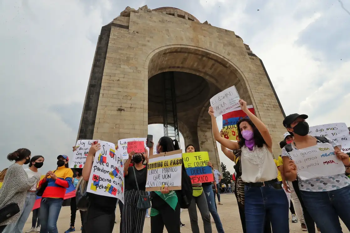 Colombianos residentes en México marcharon ayer hacia la embajada de Colombia en protesta por la represión de la policía durante el paro nacional en el país sudamericano. Foto Marco Peláez

