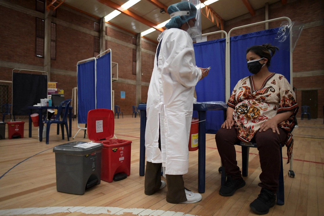 Mujer embarazada es vacunada contra el Covid-19 en un centro de inoculación en Bogotá, Colombia. Foto Afp