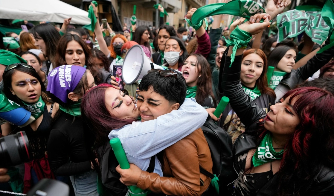 La corte exhortó al Congreso para que “formulen e implementen una política pública integral” que evite los “amplios márgenes de desprotección para la dignidad y los derechos de las mujeres gestantes”. Foto Ap