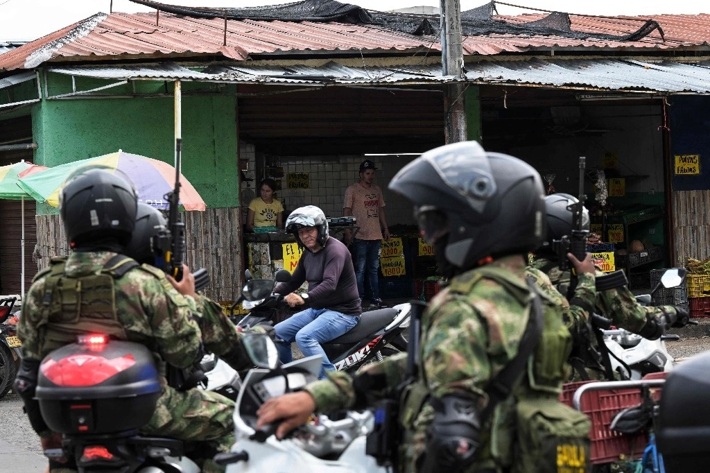 Soldados colombianos patrullan una calle en Tulua, en el departamento del Valle del Cauca. Foto Afp 