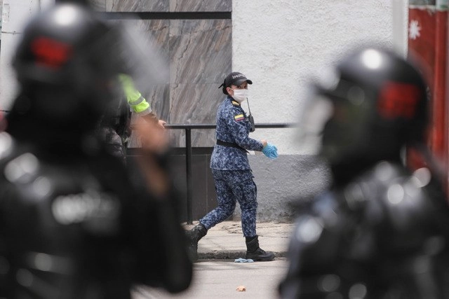 Una mujer miembro del Instituto Nacional Penitenciario y Carcelario camina en el exterior de la cárcel La Modelo, en Bogotá, Colombia. Foto Xinhua