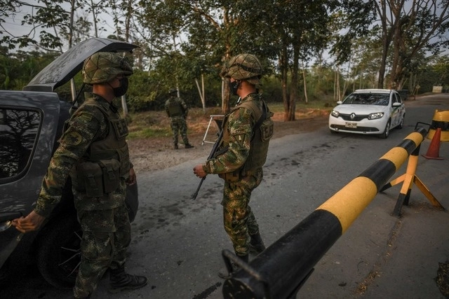 Elementos del ejército colombiano custodian una carretera nacional en Arauca, Colombia, en la frontera con Venezuela. Foto Afp