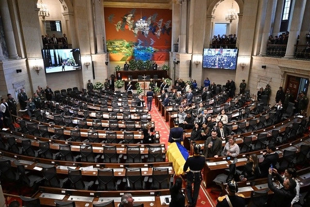 El féretro de Fernando Botero llegó envuelto en una bandera de Colombia a la sede del poder legislativo en Bogotá, el 22 de septiembre de 2023. Foto Afp 
