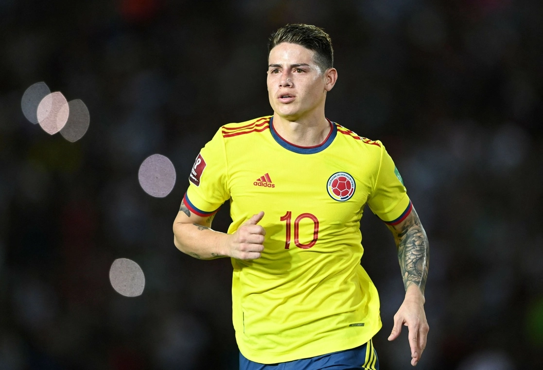 James Rodríguez, de Colombia, celebra el penal marcado que ponía al frente a su selección contra Venezuela, pero que no alcanzó para conseguir un boleto al Mundial de Qatar 2022