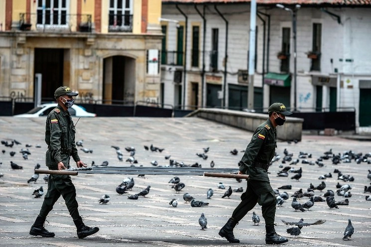Militares frente a la residencia oficial en Colombia. Foto Afp