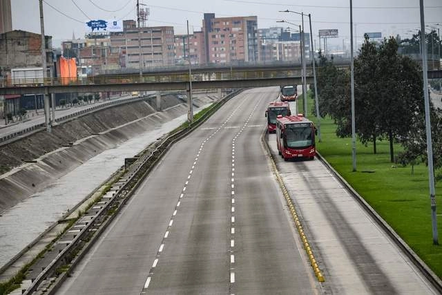 Vista de una carretera casi vacía en Bogotá, luego de que el gobierno implementara un ensayo de cuarentena. Foto Afp
