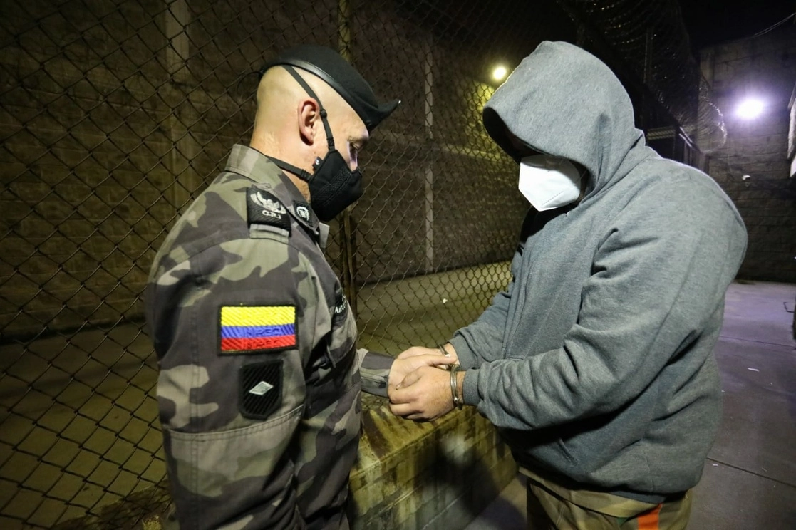 La policía colombiana entregó a  la DEA a Yamit Picón Rodríguez ‘Choncha’ y a Henry Trigos Celón ‘Henry’. Foto Tomada del Twitter @MinjusticiaCo