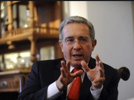 Un fiscal pidió este jueves la libertad del ex presidente colombiano Álvaro Uribe, quien se encuentra bajo arresto domiciliario. Foto Afp / Archivo