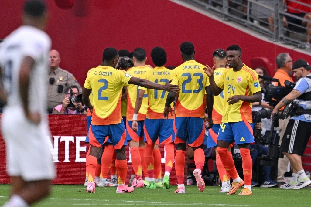 El mediocampista colombiano #06 Richard Ríos (oculto) celebra el cuarto gol de su equipo con sus compañeros durante el partido de cuartos de final de la Copa América Conmebol 2024 entre Colombia y Panamá en el State Farm Stadium en Glendale, Arizona, el 6 de julio de 2024. Foto Afp