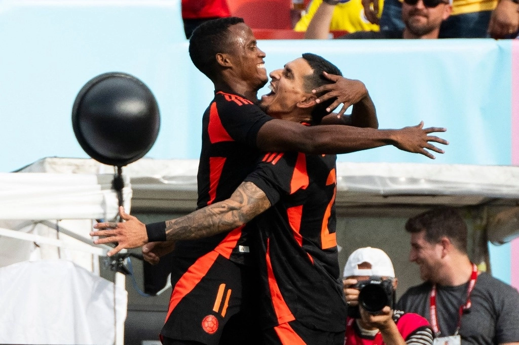 El delantero colombiano #11 Jhon Arias (izq.) celebra marcar el primer gol de su equipo durante el partido amistoso internacional de fútbol entre Estados Unidos y Colombia en Commanders Field en Greater Landover, Maryland, el 8 de junio de 2024. Foto Afp