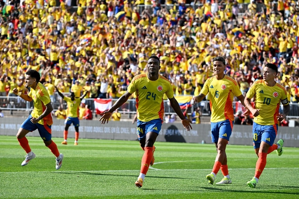 El colombiano Jhon Córdoba, centro, celebra su gol con sus compañeros durante un partido amistoso de fútbol internacional en el estadio Pratt & Whitney en Rentschler Field, el 15 de junio de 2024, en East Hartford, Connecticut. Foto Ap