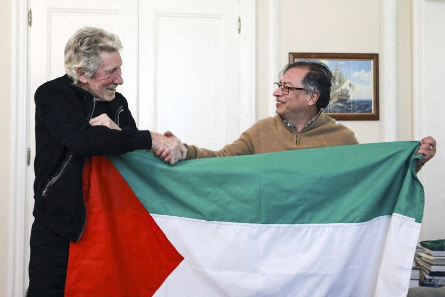 Durante el encuentro, Gustavo Petro y Roger Waters sostuvieron una bandera palestina y el músico le obsequió al mandatario una guitarra autografiada para su hija Antonella. Foto Afp.
