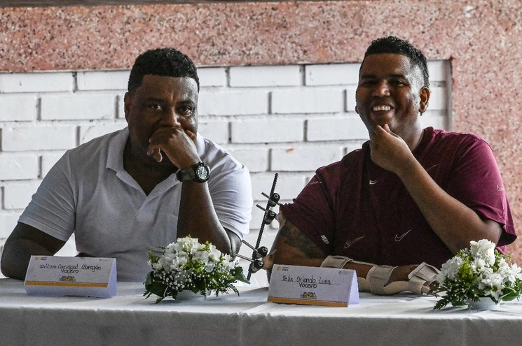 Los voceros de ambos grupos delictivos en la mesa de diálogo. Foto Afp