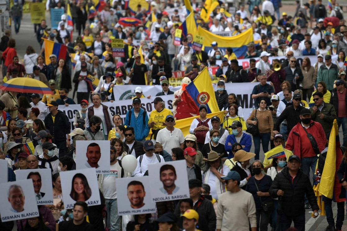 Miles de colombianos salieron a manifestar su rechazo a la reforma fiscal. Foto Afp