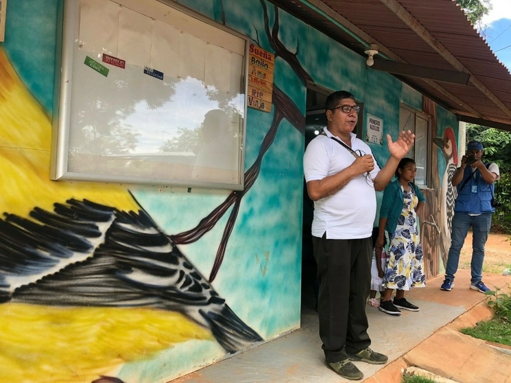 Solís Almeida, ex comandante de las FARC ayuda a gestionar el espacio Tierra Grata, a un semestre de graduarse como administrador de políticas públicas.