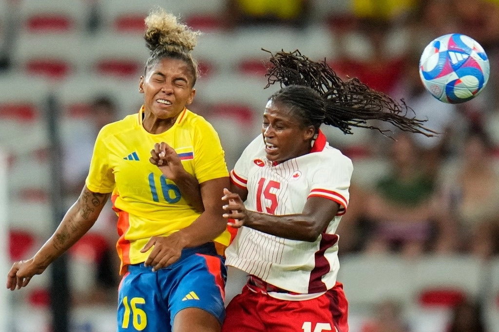 Una de las jugadas del encuentro deportivo. Foto Ap