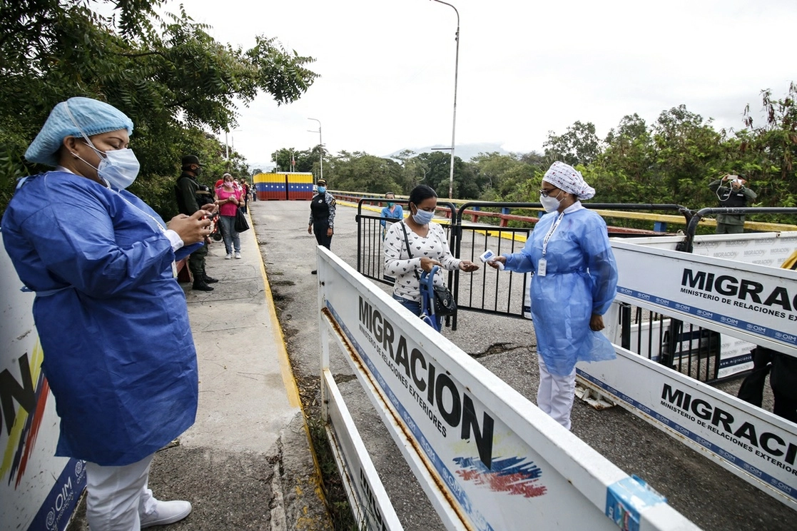 Colombia reabrió el miércoles su frontera terrestre y fluvial con Venezuela tras un cierre de más de 14 meses. Foto Afp