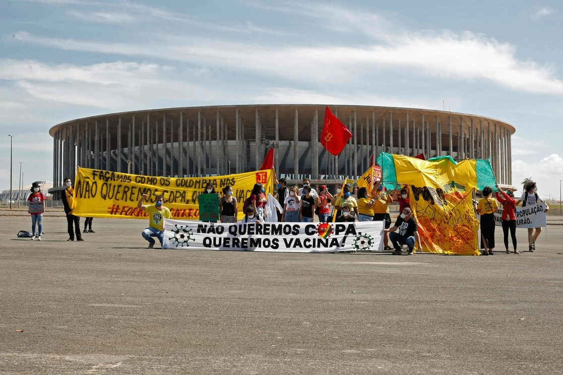 Manifestantes protestan contra la realización de la Copa América cerca del estadio nacional Mané Garrincha, en Brasilia. Foto Afp
