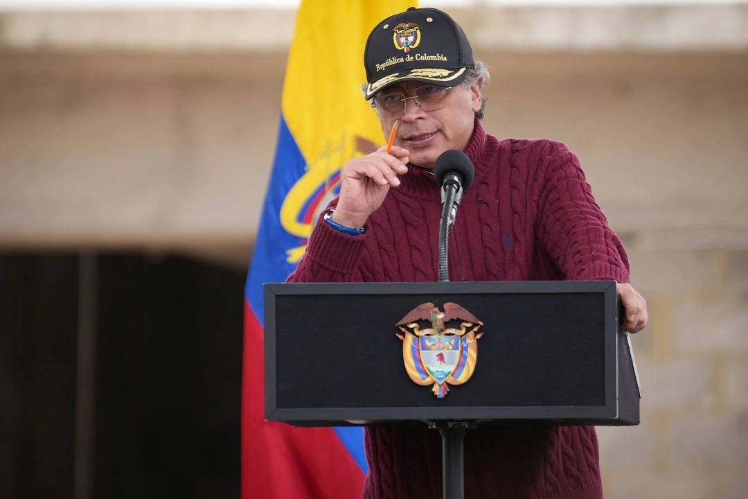 Imagen del 17 de junio de 2025 del presidente colombiano, Gustavo Petro, hablando durante la ceremonia de inicio de obras del proyecto del tren de cercanías Regiotram de Occidente, en el municipio de Facatativá, en el departamento de Cundinamarca, Colombia. Foto