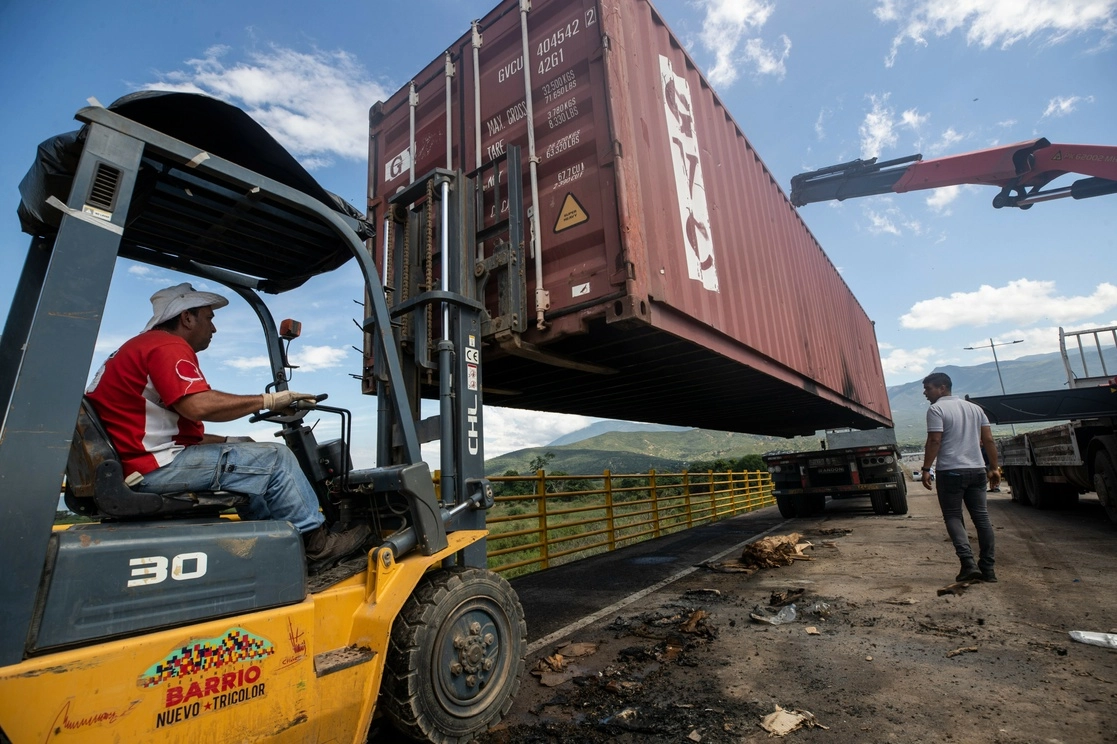 Trabajadores en la frontera de Colombia con Venezuela. Foto Ap