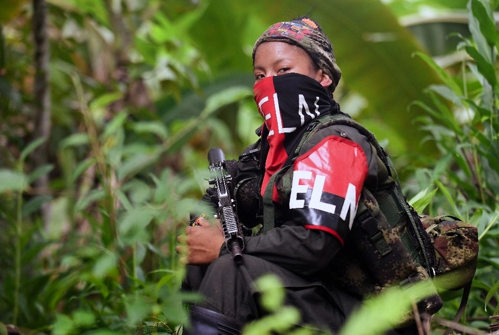 Un miembro del Ejército de Liberación Nacional (ELN) descansa cerca del río Baudó en la provincia de Chocó, Colombia, el 26 de octubre de 2023. Foto Afp 