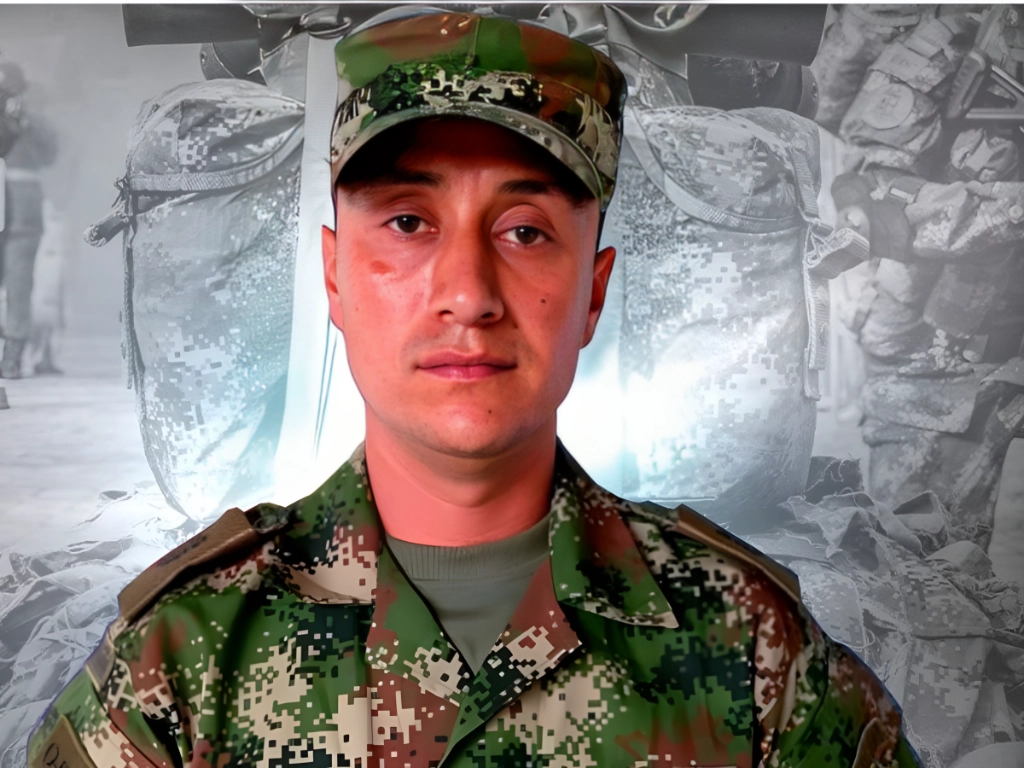 El soldado que falleció fue identificado como Luis Orlando Caballero y los otros 12 militares heridos por efecto del artefacto explosivo fueron asistidos por enfermeros de combate de inmediato y luego evacuados hacia centros asistenciales de la zona. Foto tomada de X @@COL_EJERCITO


