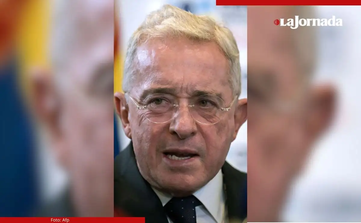 El ex presidente Álvaro Uribe fue acusado de los delitos de soborno a testigos y fraude procesal, para evitar ser señalado de tener vínculos con el paramilitarismo, en un fallo sin precedente en ese país. Se espera que en la próxima audiencia se dé a conocer la condena. 