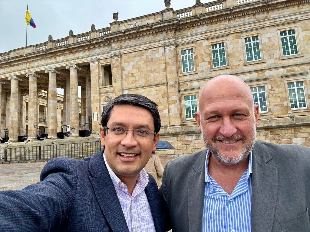 En redes sociales, el embajador de Colombia en Argentina, Camilo Romero (I), informó que se reunió con su homologo, Gustavo Dzugala, quien es embajador de Buenos Aires en Bogotá. Foto @CamiloRomero