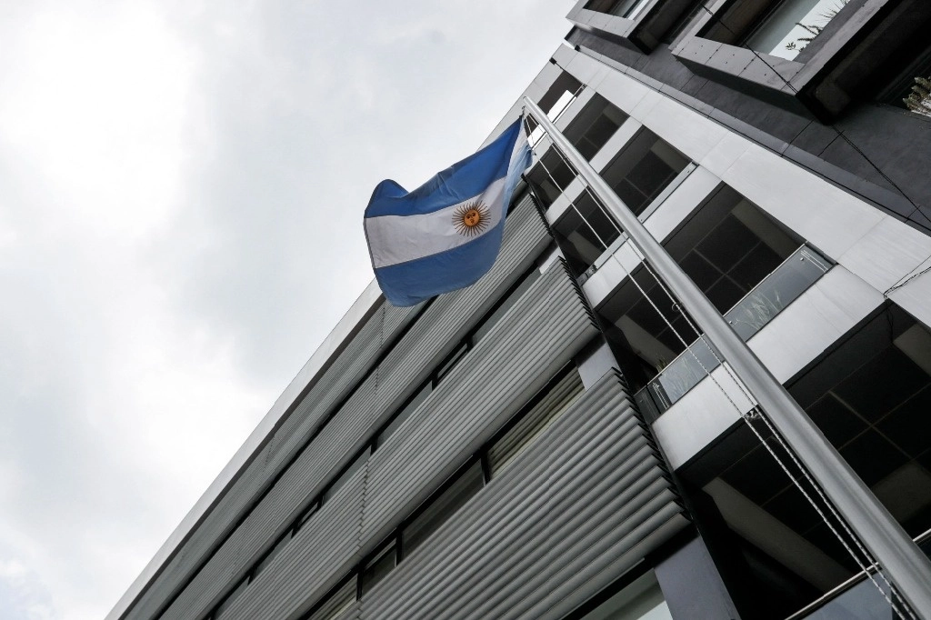 Vista de la bandera nacional argentina en la embajada de ese país en Bogotá, Colombia. Foto Afp 
