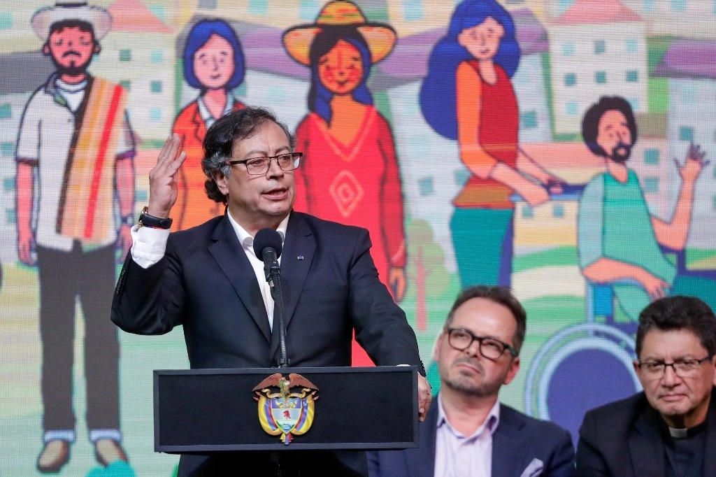 El presidente colombiano, Gustavo Petro, durante el anuncio, el 3 de agosto pasado, del cese al fugo con el ELN, en Bogotá. Foto Ap