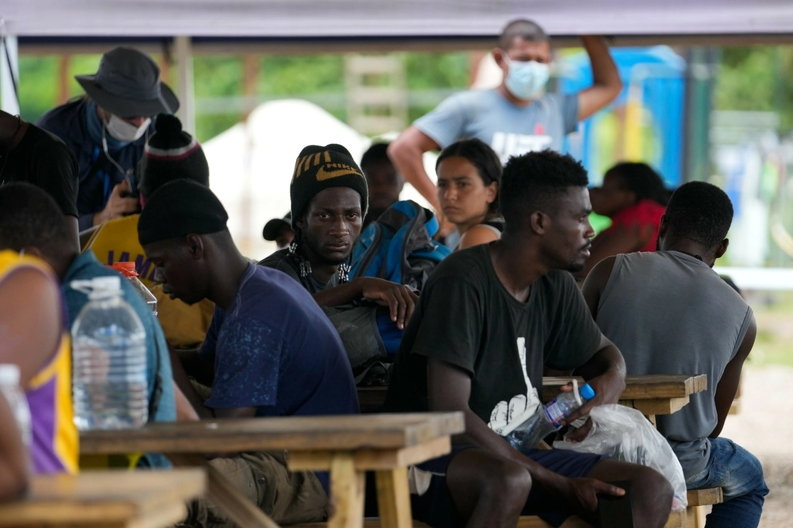 Migrantes descansan en un refugio  ubicado en la provincia de Darién, cerca de la frontera con Colombia. Foto Ap