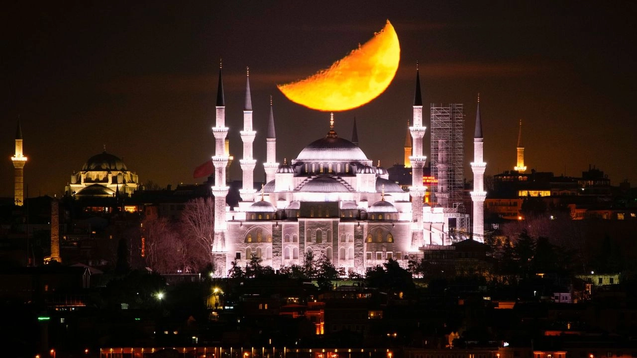 Media Luna en Estambul, Turquía. Foto 