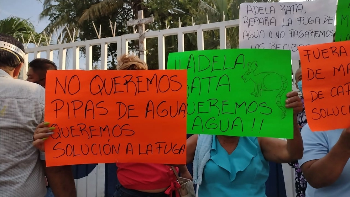 Colonos, en su mayoría mujeres, ‘tomaron’ las instalaciones de rebombeo de la Comisión de Agua Potable y Alcantarillado del Municipio de Acapulco para exigir la reparación de tuberías y suministro de agua potable, el 6 de abril de 2021. Foto ‘La Jornada’