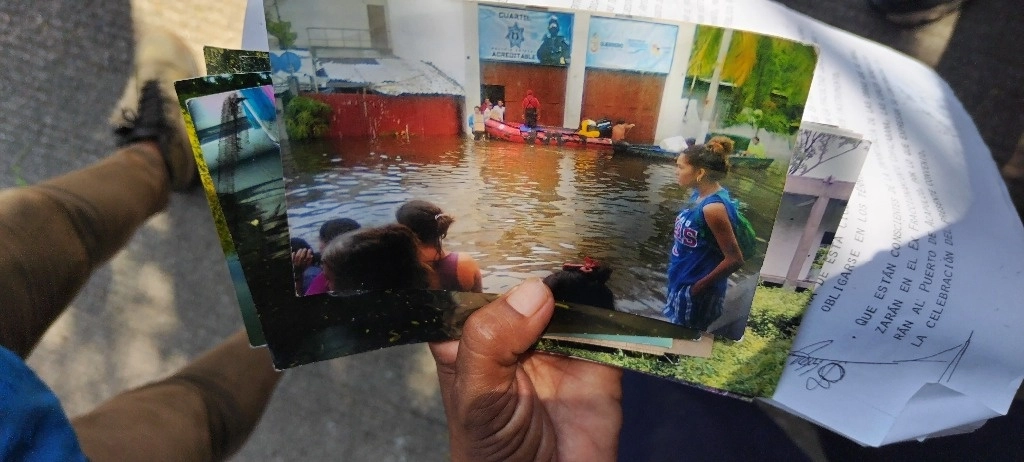 Vecinos de la laguna Tres Palos, en Acapulco, se niegan a ser reubicados luego de la inundaciones que dejó el huracán 'John'. Foto Héctor Briseño