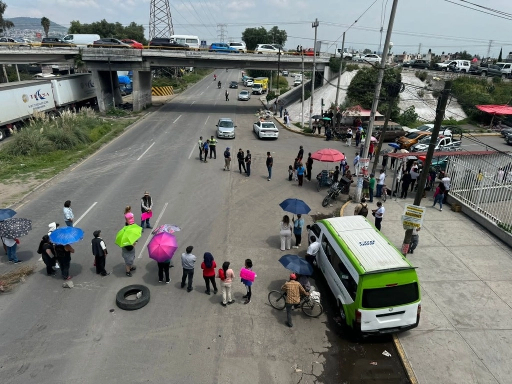 Vecinos de las colonias Venta de Carpio, San Isidro Atlautenco, Villas del Sol y Los Alcatraces, bloquean la carretera federal Lechería-Texcoco para exigir que les suministren agua potable. Foto La Jornada