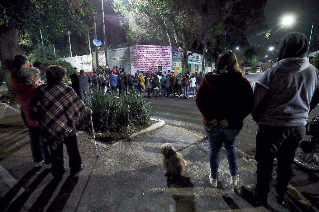 Residentes de las colonias Santa Anita y Viaducto Piedad ocuparon las instalaciones del predio del Sistema de Aguas de la Ciudad de México, ubicado en la esquina de Primera Cerrada de Sur 77 y Sur 77, para impedir la sobrexplotación del pozo y que siga el desabasto del líquido en la zona. Foto Cristina Rodríguez