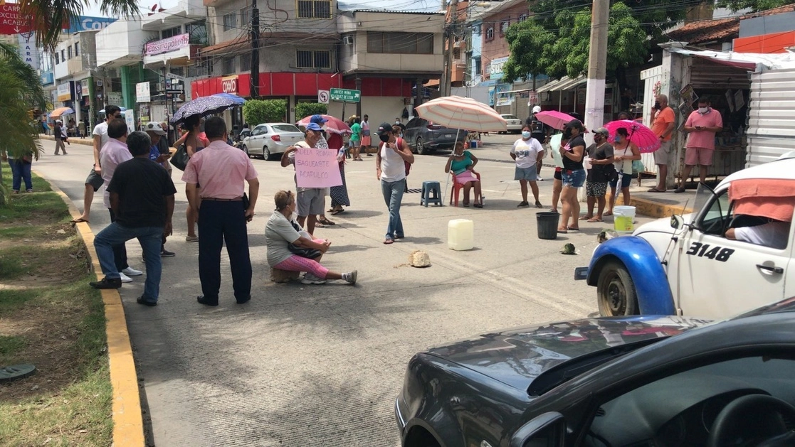 Manifestación y bloqueo realizado por habitantes de los barrios históricos de Acapulco ante la falta del suministro de agua. Foto Héctor Briseño/ Archivo
