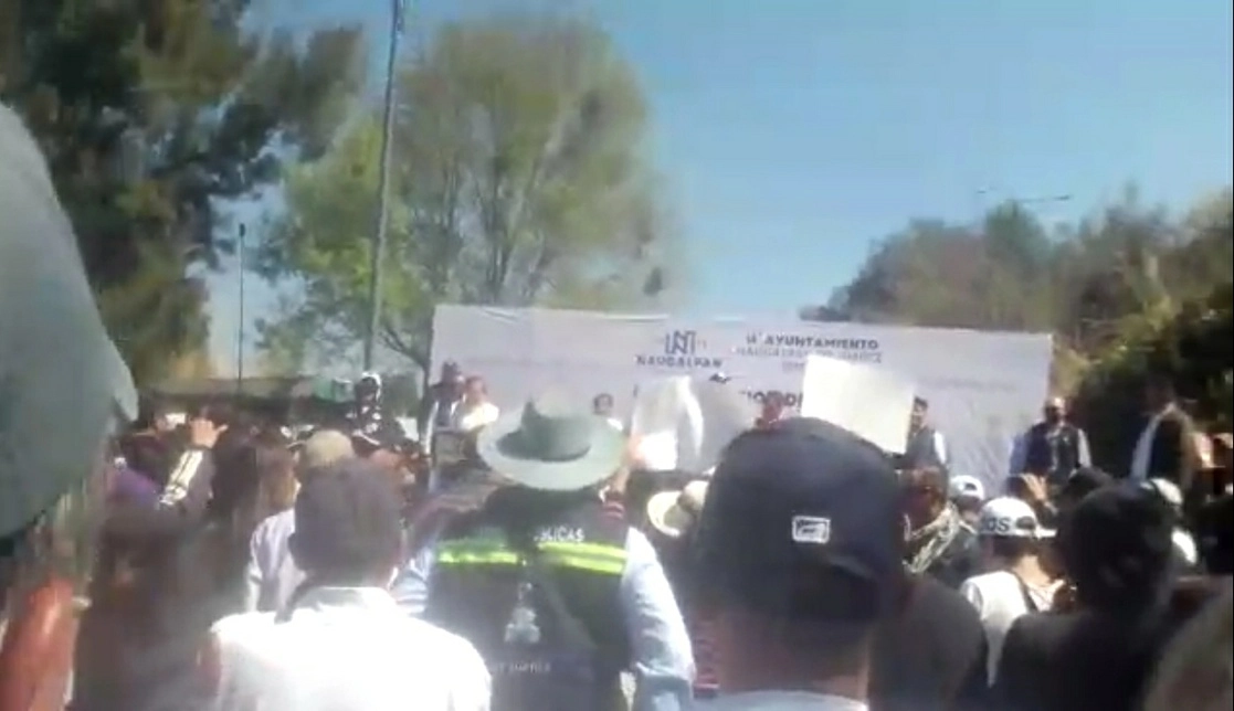 Vecinos de Mancha 1 se inconformaron por la entrega de obras de pavimentación incompletas. Foto Captura de pantalla de video proporcionado por vecinos 