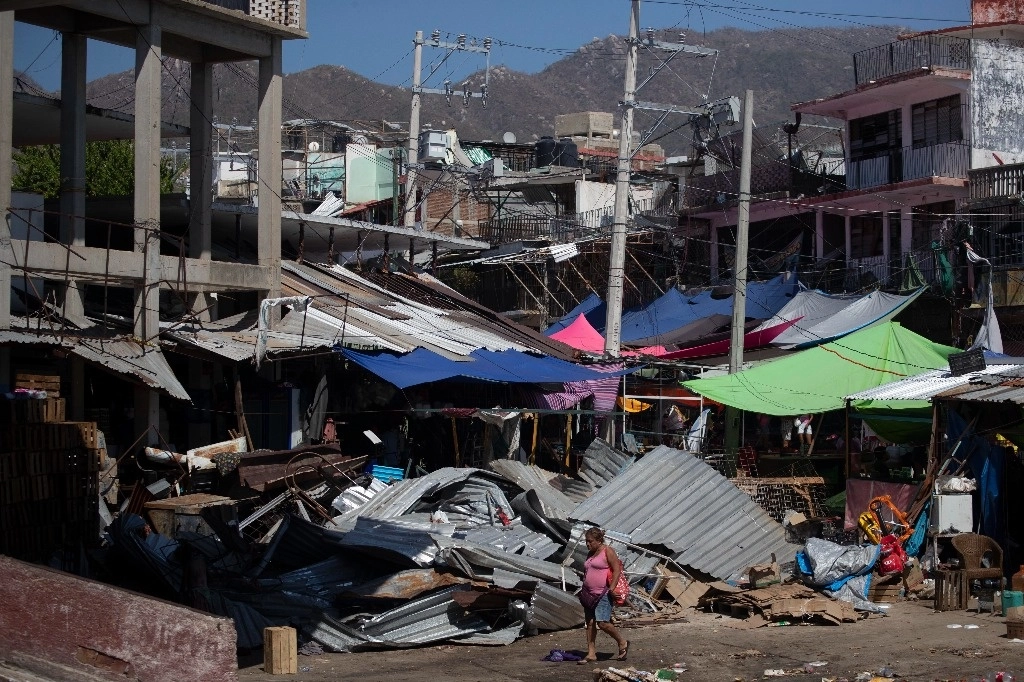 A siete meses de la devastación que dejó el huracán Otis en Acapulco, decenas de afectados siguen pidiendo apoyos. Foto Alfredo Domínguez/Archivo